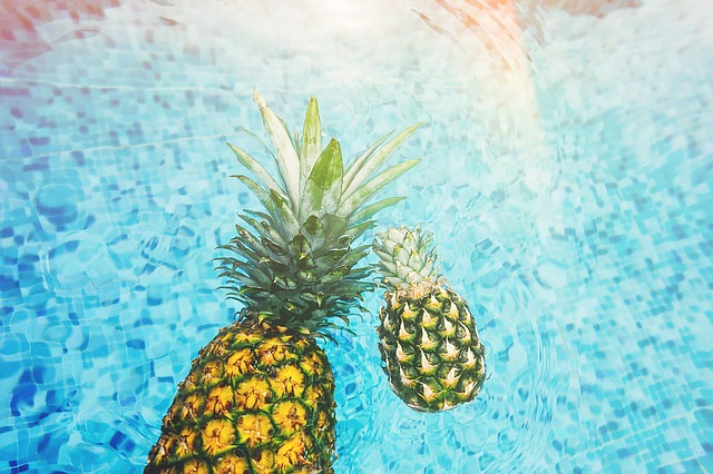 ananasy v bazénu